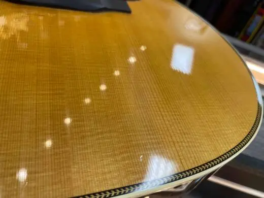 Martin Guitars - 000-28 v18 Acoustic Guitar w/ Case 2